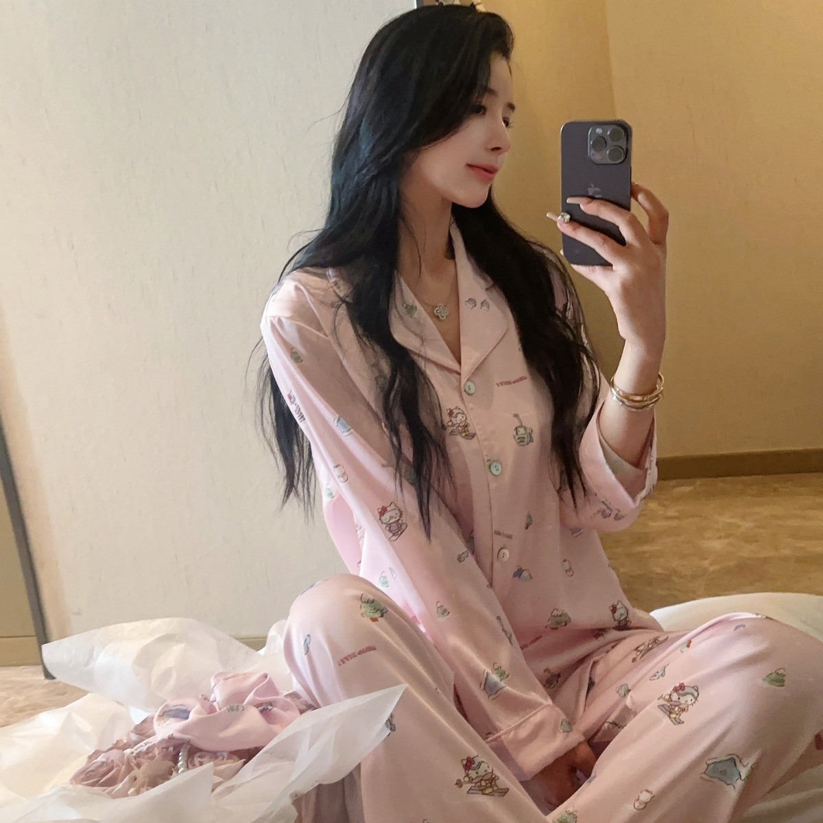 Wrap yourself in comfort with our adorable Hello Kitty pink pajamas. Featuring luxurious ice silk fabric and sparkling rhinestones, these long-sleeve pajamas are perfect for a cozy night in.